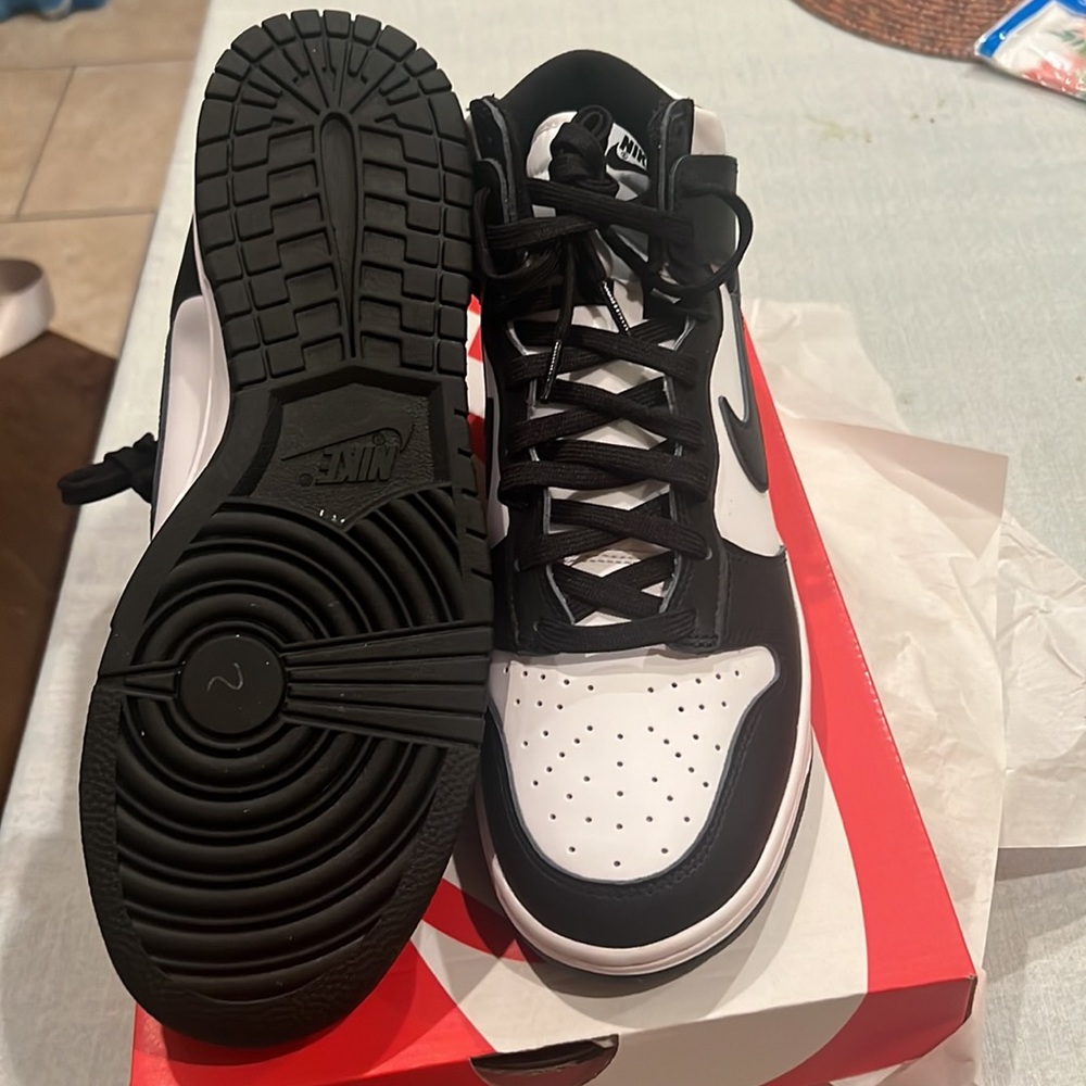 New in Box Nike HI Retro (pandas) - Picture 2 of 6